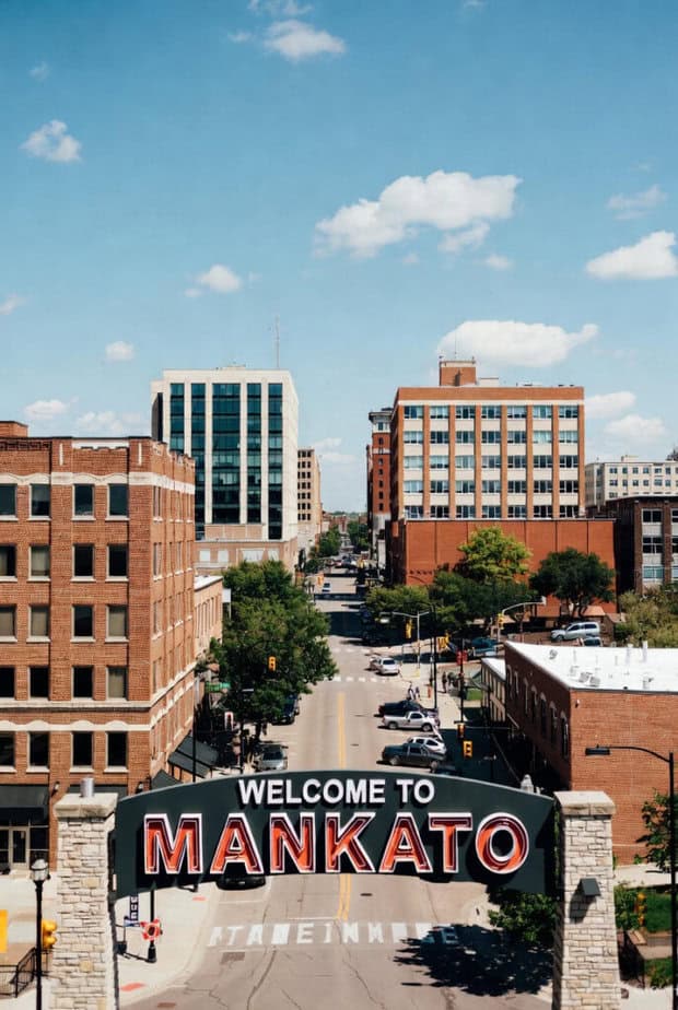 A picture of a Welcome to Mankato sign